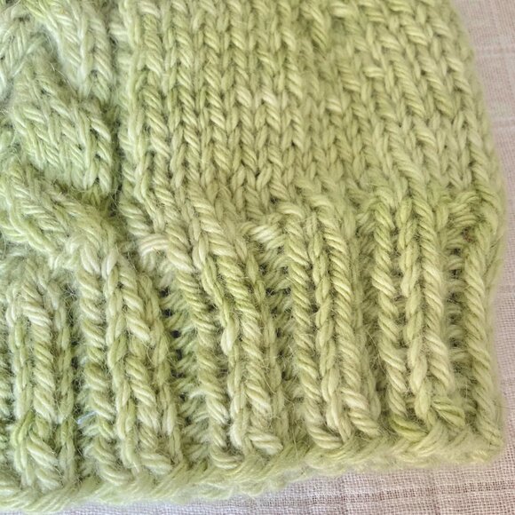 Handmade 🇨🇦 NWOT Hand Knit Alpaca Cable Toque - Picture 3 of 4